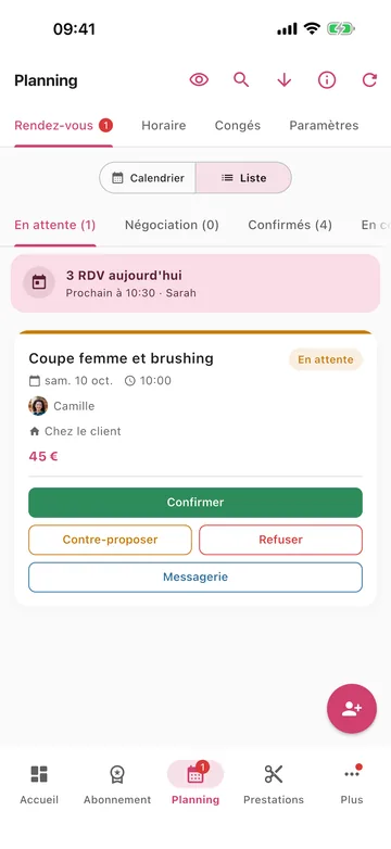 Une demande en attente pour une coupe et un brushing chez la cliente, avec les boutons Confirmer, Contre-proposer et Refuser.